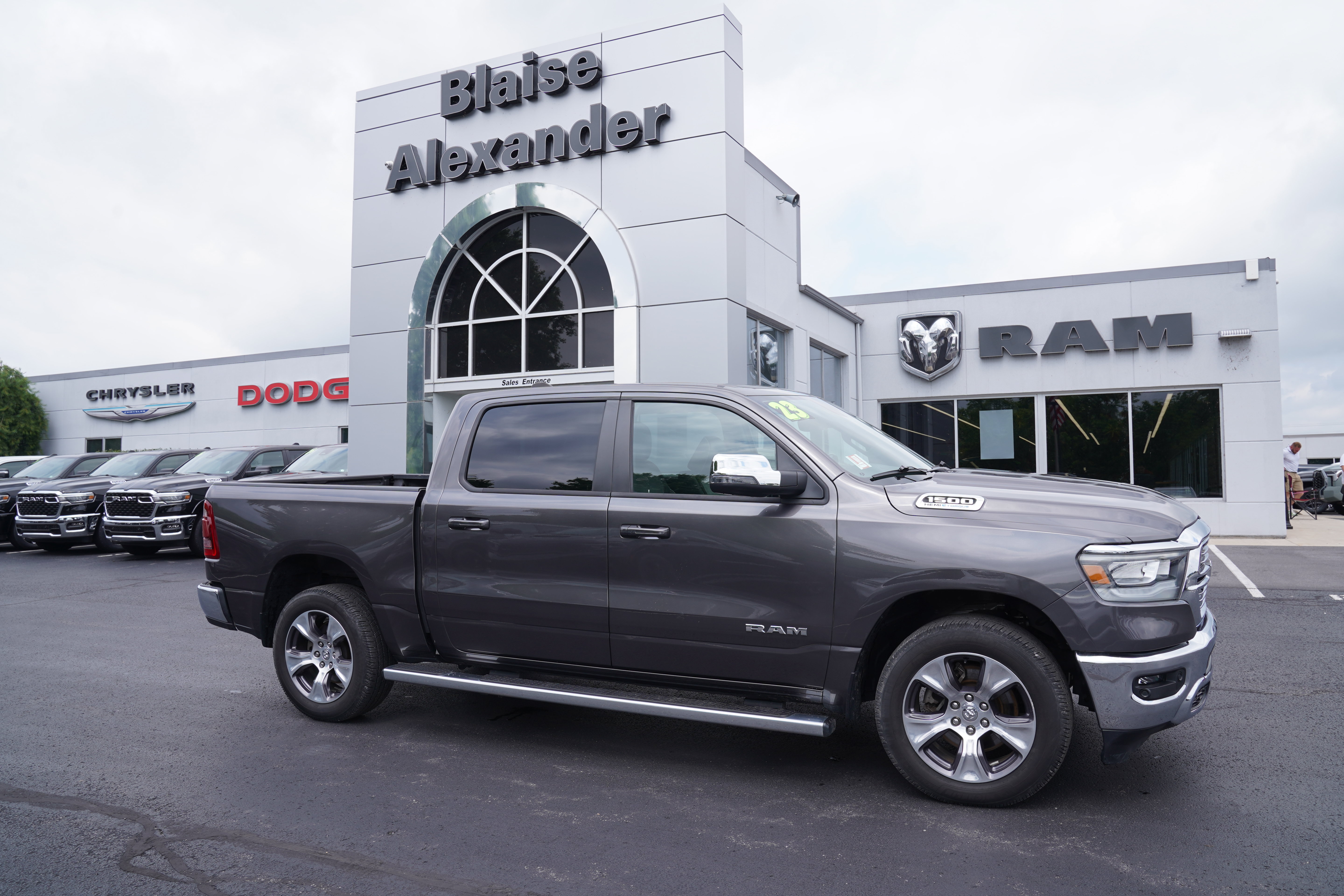 Used 2023 RAM 1500 Laramie AWD/4WD image 1