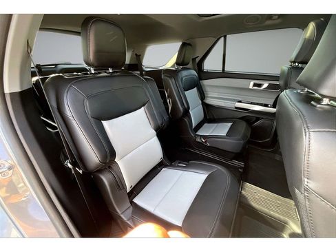 Used 2022 Ford Explorer XLT w/ Equipment Group 202A AWD/4WD image 29
