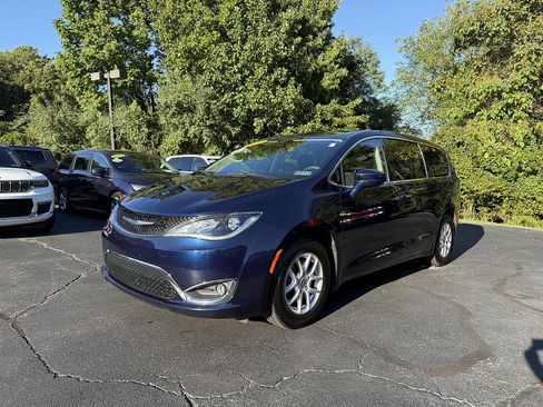 Used 2020 Chrysler Pacifica Touring FWD image 3