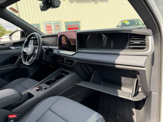 Certified 2026 Volkswagen Tiguan SE R-Line AWD/4WD image 11