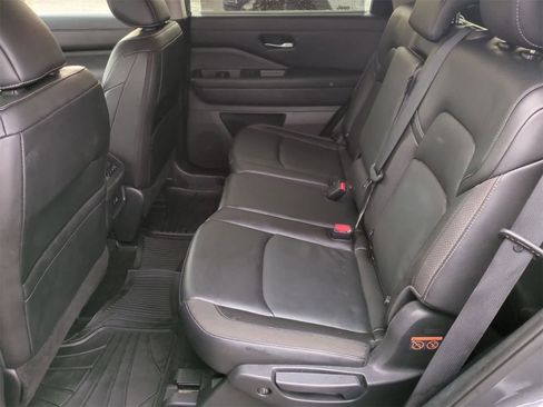 Used 2023 Nissan Pathfinder SL image 18