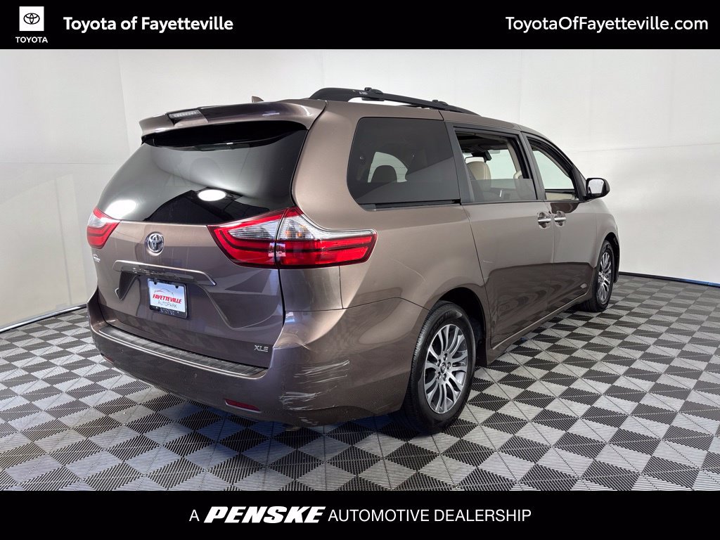 Used 2020 Toyota Sienna XLE w/ XLE Navigation Package FWD image 10