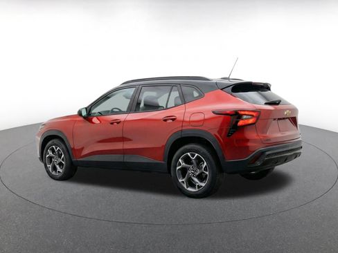 Used 2025 Chevrolet Trax LT w/ LT Convenience Package FWD image 10