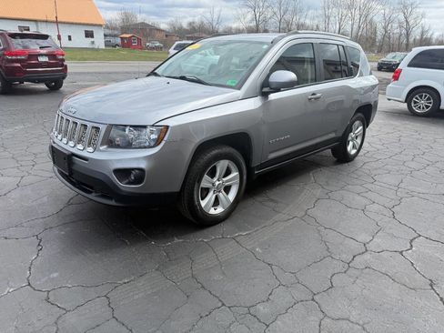 Used 2017 Jeep Compass Latitude image 3