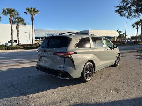 Used 2025 Toyota Sienna XSE w/ XSE Plus Package image 5