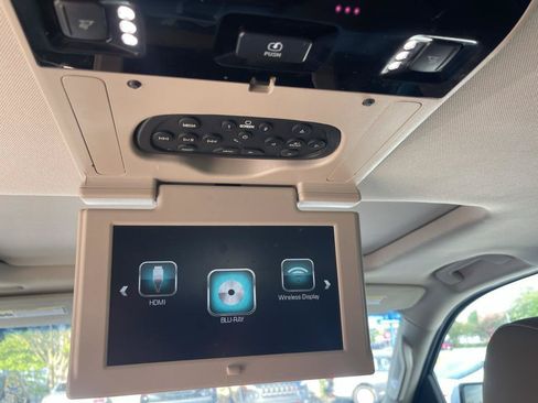 Used 2019 Chevrolet Suburban LT RWD image 6