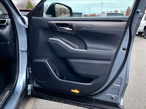 Used 2022 Toyota Highlander Platinum image 12