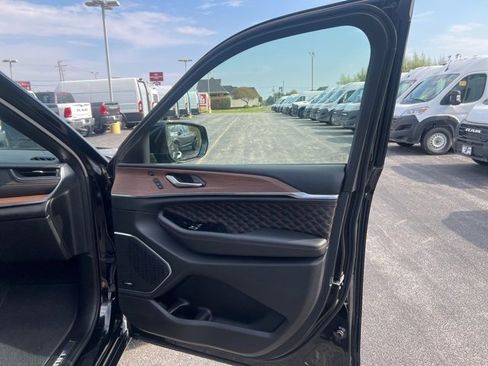 Used 2021 Jeep Grand Cherokee L Summit w/ Luxury Tech Group V image 15