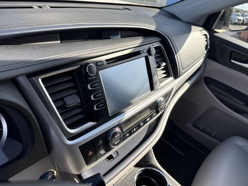 Used 2019 Toyota Highlander XLE AWD/4WD image 10