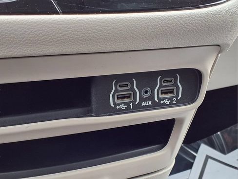 Used 2024 Chrysler Pacifica Touring-L FWD image 13