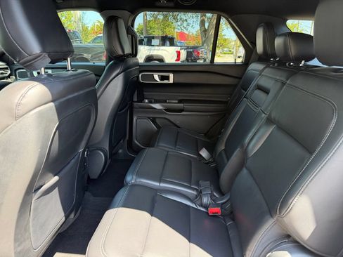 Used 2020 Ford Explorer XLT w/ Equipment Group 202A RWD image 12