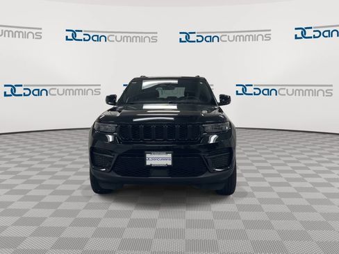 Used 2025 Jeep Grand Cherokee Altitude AWD/4WD image 3