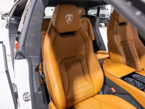 Used 2025 Lamborghini Urus SE image 32