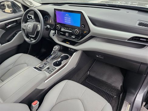 Used 2023 Toyota Highlander Platinum image 11