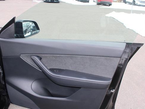Used 2022 Tesla Model Y Long Range image 13