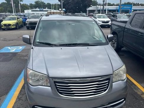 Used 2014 Chrysler Town & Country Touring FWD image 2