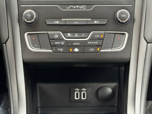 Used 2019 Ford Fusion SE w/ Equipment Group 151A FWD image 27