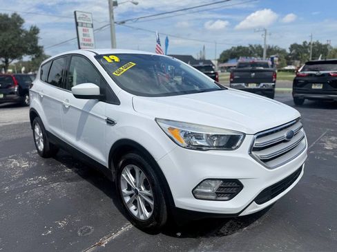 Used 2019 Ford Escape SE FWD image 1