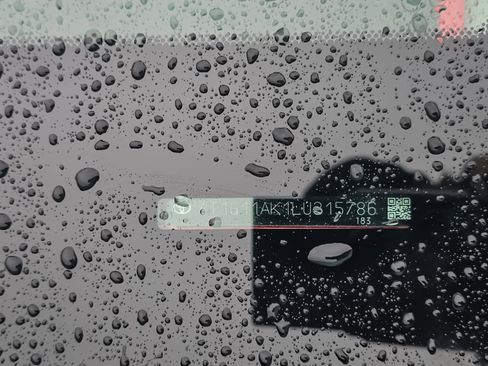 Used 2020 Toyota Camry SE image 2