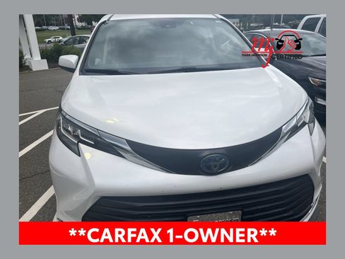 Used 2023 Toyota Sienna XLE FWD image 1