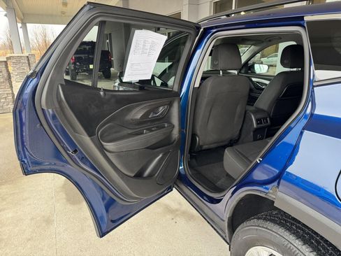Used 2023 GMC Terrain SLE w/ Driver Convenience Package image 9