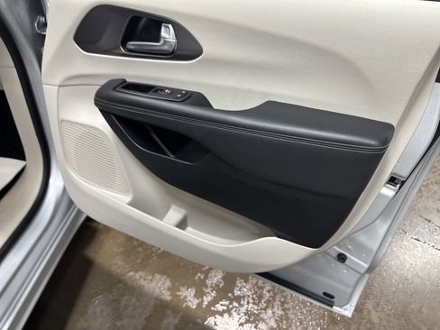 Used 2024 Chrysler Pacifica Select image 42