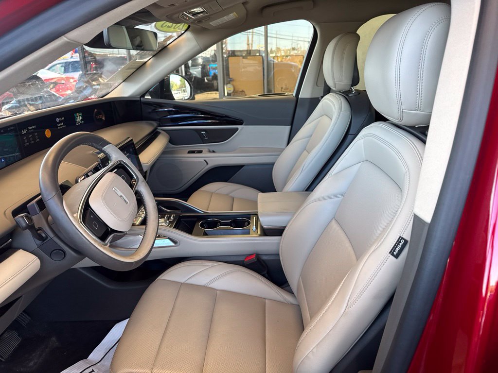 Used 2025 Lincoln Nautilus Premier AWD/4WD image 10