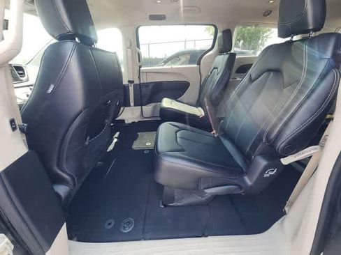 Used 2023 Chrysler Pacifica Touring-L FWD image 23