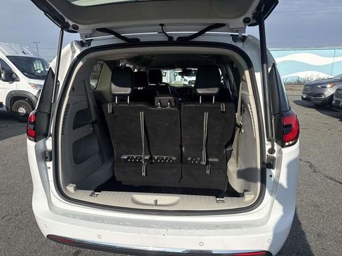 Used 2024 Chrysler Pacifica Touring-L image 6