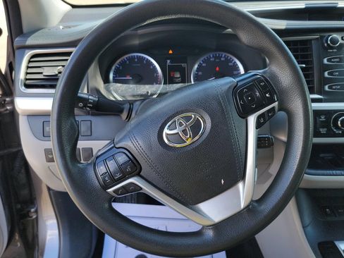 Used 2018 Toyota Highlander LE AWD/4WD image 5