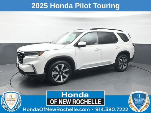 Used 2025 Honda Pilot Touring image 1