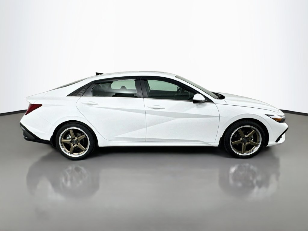 Certified 2025 Hyundai Elantra Limited FWD image 4