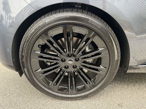 Certified 2025 Land Rover Range Rover SE image 10