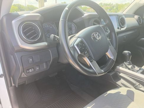 Used 2020 Toyota Tacoma SR5 AWD/4WD image 17