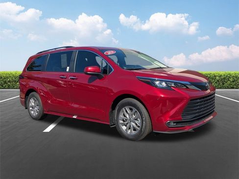 Certified 2026 Toyota Sienna XLE FWD image 2