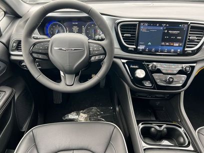 New 2026 Chrysler Pacifica Limited w/ Uconnect Theater Family Group