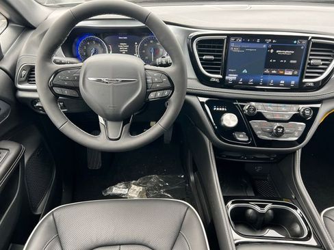 New 2026 Chrysler Pacifica Limited w/ Uconnect Theater Family Group image 3