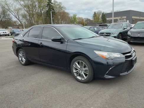 Used 2015 Toyota Camry SE w/ Moonroof Package FWD image 2
