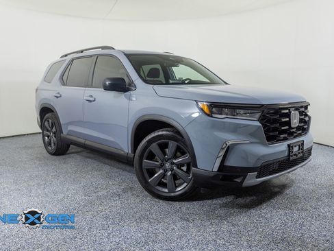 Used 2025 Honda Pilot Sport image 1