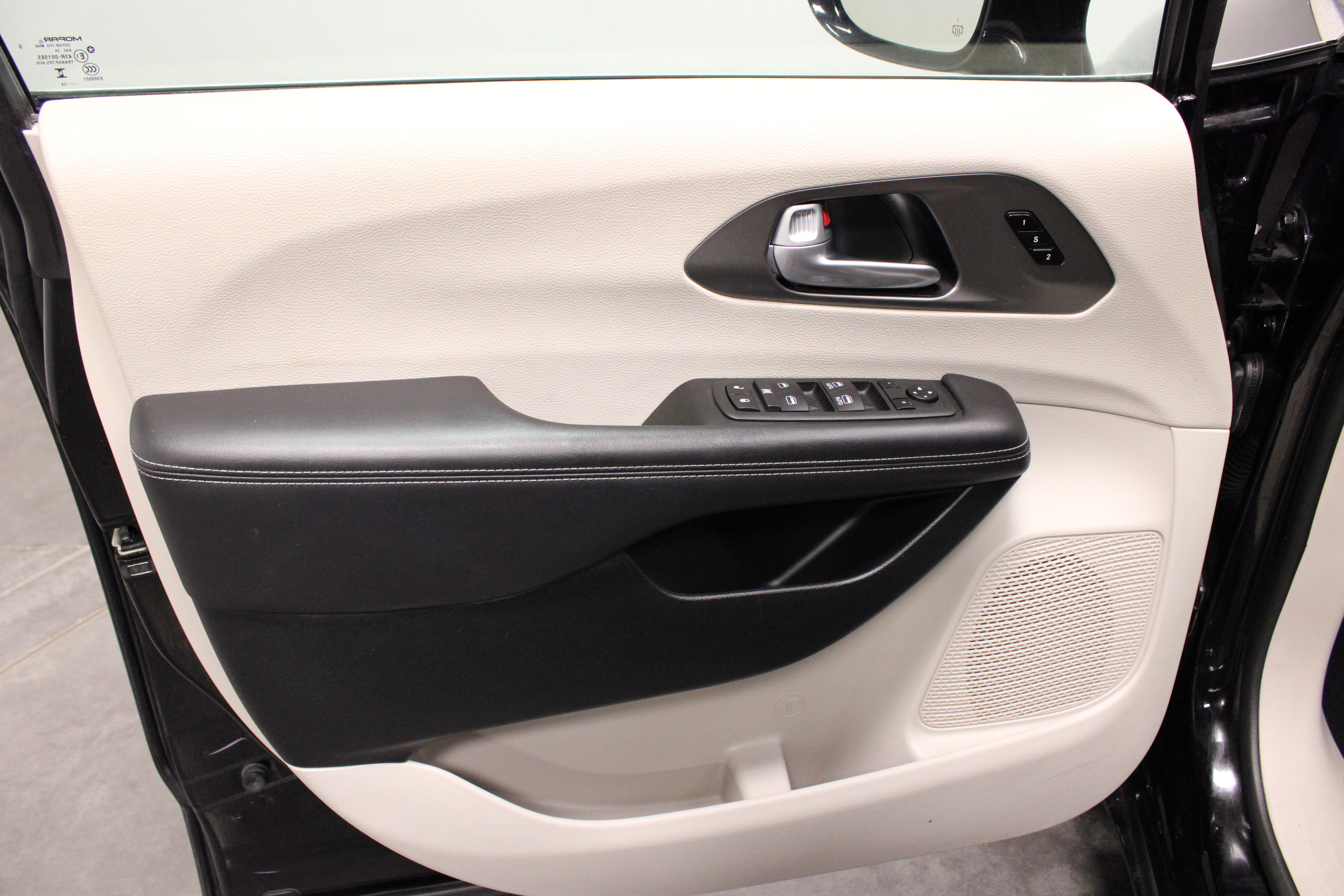 Used 2024 Chrysler Pacifica Touring-L FWD image 17