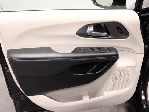 Used 2024 Chrysler Pacifica Touring-L FWD image 17
