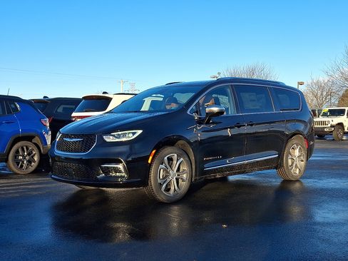 New 2026 Chrysler Pacifica Pinnacle image 1