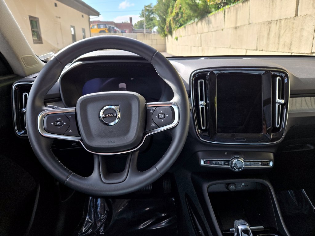 Used 2024 Volvo XC40 B5 Plus w/ Protection Package Premier AWD/4WD image 16