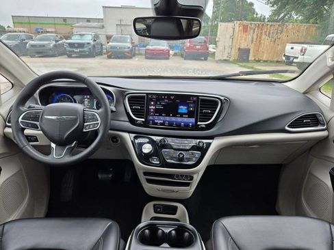 Used 2023 Chrysler Pacifica Touring-L FWD image 24