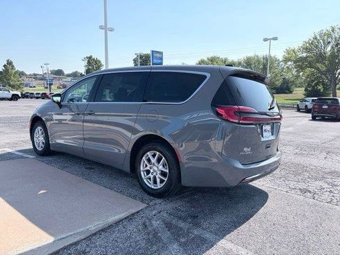 Used 2023 Chrysler Pacifica Touring-L FWD image 6