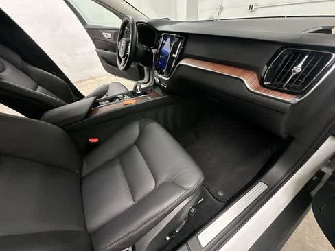Used 2025 Volvo V60 B5 Cross Country Plus image 22