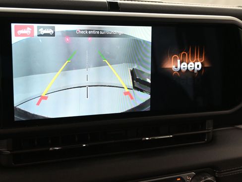 Used 2025 Jeep Wrangler Sahara image 16