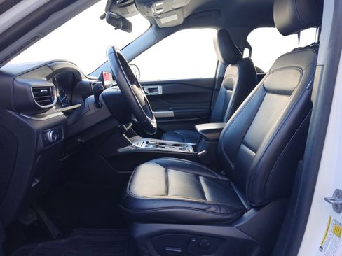 Used 2022 Ford Explorer XLT w/ Equipment Group 202A image 9