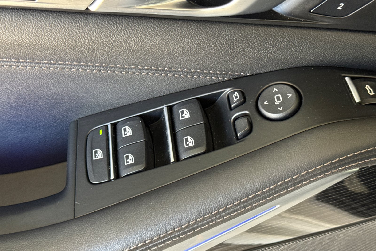 Used 2024 BMW X5 xDrive40i w/ M Sport Package AWD/4WD image 12