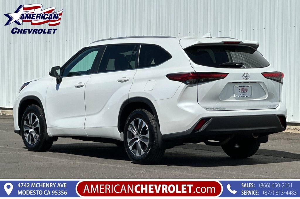 Used 2023 Toyota Highlander XLE AWD/4WD image 6